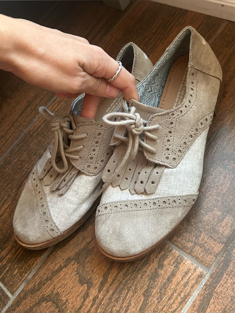 Women’s tan Tom’s Oxford shoes size 8